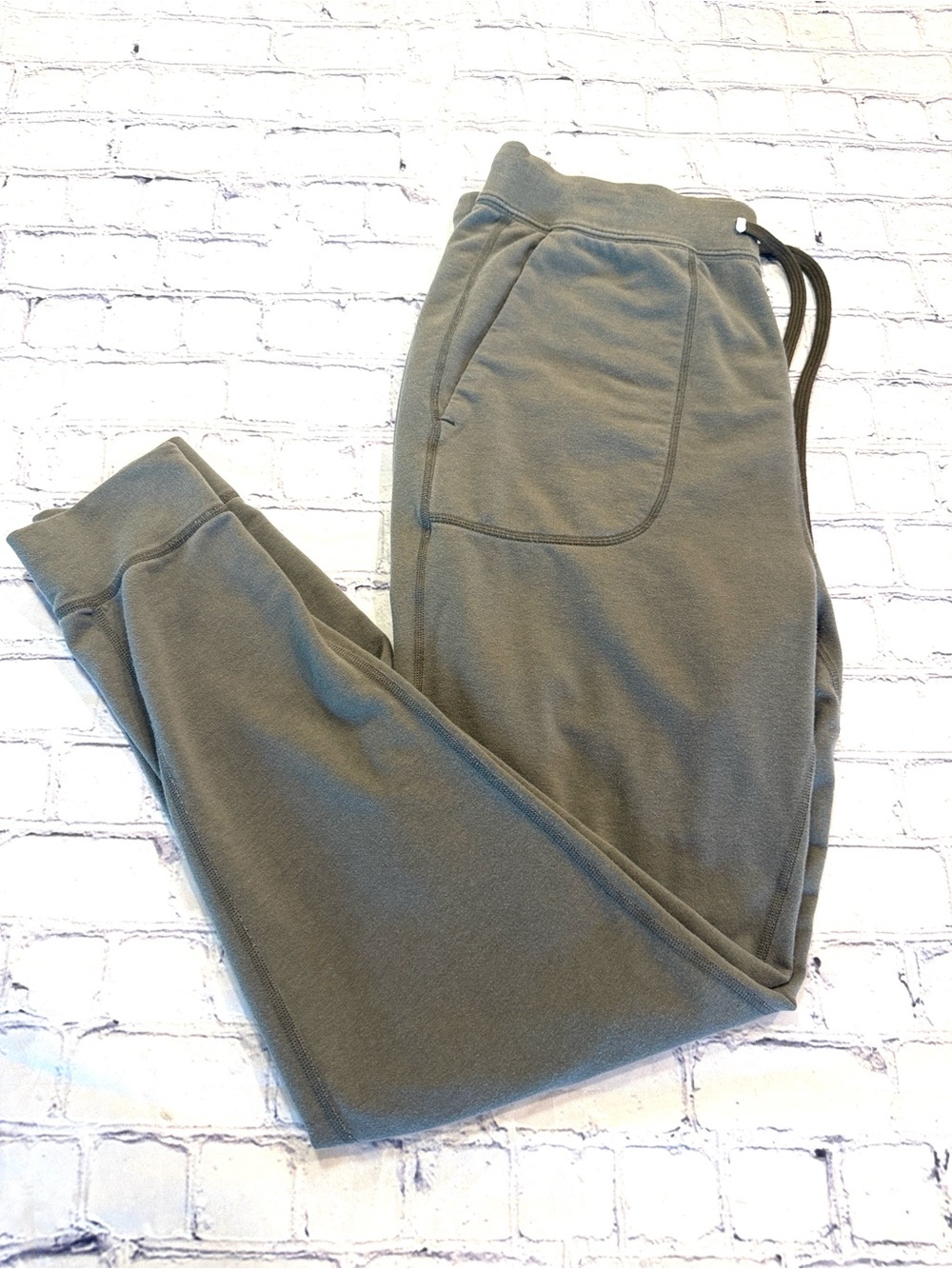 SAXX 3SIX FIVE Men’s Olive Comfort Pants | EUC | Medium | Logos